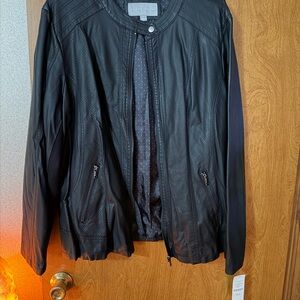 NWT Valerie Stevens Black Faux Jacket
SIZE:2X